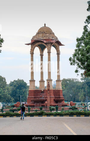 L'auvent en face de la porte de l'Inde où la statue du roi George V est resté stable jusqu'au milieu des années 1960, New Delhi, Inde Banque D'Images