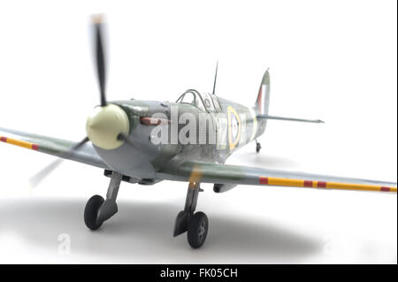 Supermarine Spitfire MkII, WW11, RAF marquages. 1:32 échelle fine modèle sur fond studio blanc. Banque D'Images