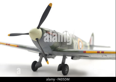 Supermarine Spitfire MkII, WW11, RAF marquages. 1:32 échelle fine modèle sur fond studio blanc. Banque D'Images