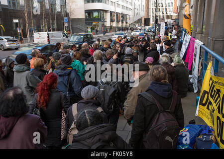 London,UK. 4e Mar 2016. Les protestataires ont manifesté à un GP surgery prenant part à l'essai du programme de travail de Doha pour faire JobcenterPlus en cabinets de médecins généralistes pour des emplois "coaching" des groupes de défense des droits des personnes handicapées qui voient comme le traitement forcé et une violation des droits de l'homme. David Rowe/Alamy Live News. Banque D'Images