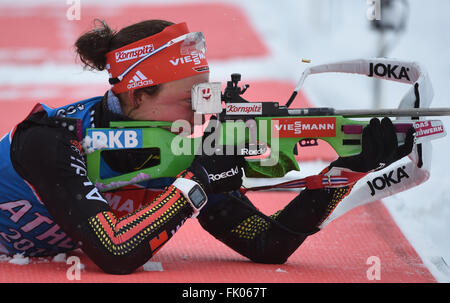 Le biathlète femelle Dahlmeier Laura de l'Allemagne en action pendant une session de formation aux Championnats du monde de biathlon, dans l'Arène de ski de Holmenkollen, Oslo, Norvège, 04 mars 2016. Photo : Hendrik Schmidt/dpa Banque D'Images