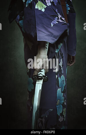 Détail de l'épée samouraï. Femme en kimono traditionnel Banque D'Images