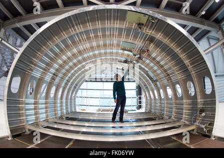 Hambourg, Allemagne. 3e Mar, 2016. Un homme debout dans un avion corps au Centre for Applied Aviaton Research (ZAL) à Hambourg, Allemagne, 3 mars 2016. Le nouveau TechCenter ZAL dans Hamburg-Finkenwerder ouvre lundi prochain. Le centre est d'une valeur de 100 millions d'euros et offrira 600 emplois sur 26 000 mètres carrés. Photo : Daniel Reinhardt/dpa/Alamy Live News Banque D'Images