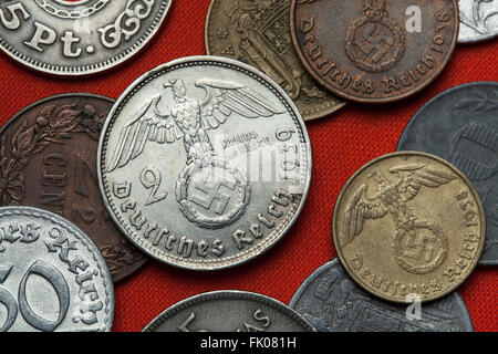 Coins de l'Allemagne nazie. Au sommet de l'aigle Nazi swastika représenté dans la pièce deux Reichsmark allemand (1939). Banque D'Images