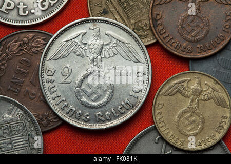 Coins de l'Allemagne nazie. Au sommet de l'aigle Nazi swastika représenté dans la pièce deux Reichsmark allemand (1939). Banque D'Images