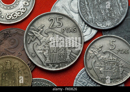 Coins de l'Espagne sous Franco. Armoiries de l'Espagne sous Franco dépeint dans l'Espagnol 25 peseta coin (1957). Banque D'Images