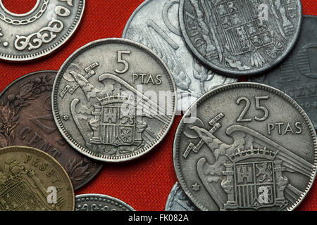 Coins de l'Espagne sous Franco. Armoiries de l'Espagne sous Franco représenté dans la pièce 5 peseta espagnole (1957). Banque D'Images
