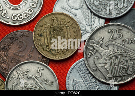 Coins de l'Espagne sous Franco. Armoiries de l'Espagne sous Franco représenté dans la pièce une peseta espagnole (1966). Banque D'Images