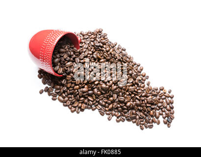 Tasse rouge remplie de café beans isolated on white Banque D'Images