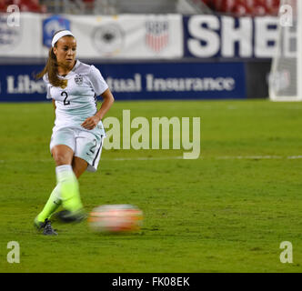 Tampa, Floride, USA. 3e Mar, 2016. 3 mars 2016 : Mallory Pugh # 2, des États-Unis, au cours de la se rencontreront entre USA et l'Angleterre dans la tasse elle croit chez Raymond James Stadium de Tampa, Floride. DeFelice Douglas/ESW/CSM/Alamy Live News Banque D'Images