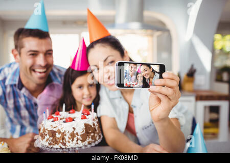 La famille joyeux anniversaire en tenant pendant selfies Banque D'Images