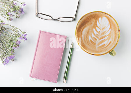 Ordinateur portable fermé avec un stylo et du café, télévision lay Banque D'Images