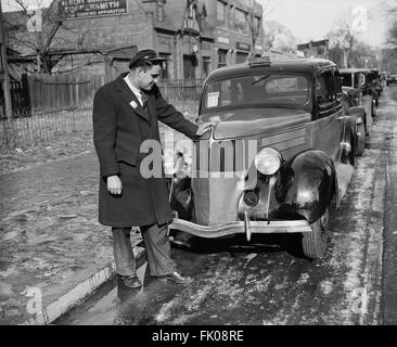 Homme debout s'appuyant sur le Taxi qui a chauffé Ouvrir fenêtre, USA, vers 1936 Banque D'Images