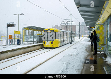 Tramway Metrolink Oldham à l'arrêt de tramway d'oreillons dans la neige lourde, Oldham, Greater Manchester, Angleterre, RU Banque D'Images