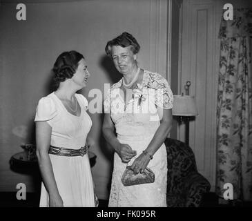 Première Dame des États-Unis Eleanor Roosevelt parlant avec Mme Thomas E. Dewey, Washington DC, USA, vers 1940.jpg Banque D'Images