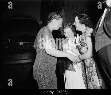 ÉTATS-UNIS Première Dame Eleanor Roosevelt avec Helen Keller, États-Unis, Harris & Ewing, 1936 Banque D'Images