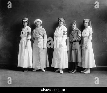 Groupe de femmes de la Croix-Rouge américaine vêtues d'uniformes de la Croix-Rouge, portrait intégral, Harris & Ewing, 1910 Banque D'Images