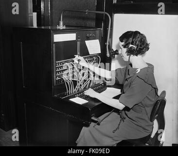 Femme travaillant au standard téléphonique, USA, vers 1935 Banque D'Images