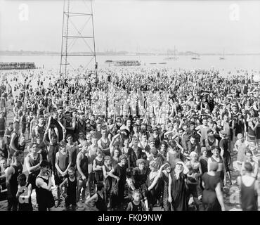 Portrait de grande foule à plage, Belle Isle Park, Détroit, Michigan, USA, 1910 Banque D'Images