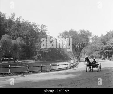 Voiture à cheval le long du ruisseau Wissahickon et dur, Fairmount Park, Philadelphie, Pennsylvanie, USA, vers 1908 Banque D'Images