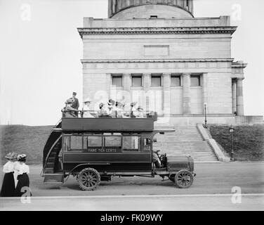 Bus touristique dans l'ancien États-Unis Tombe du président Ulysses S. Grant, Riverside, Drive, New York, New York, États-Unis, Detroit Publishing Company, 1910 Banque D'Images