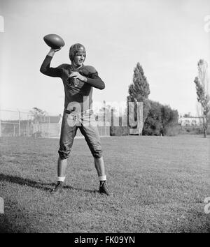 Sammy Baugh, quart-arrière de la Ligue nationale de football, les Redskins de Washington, Portrait, circa 1937.jpg Banque D'Images