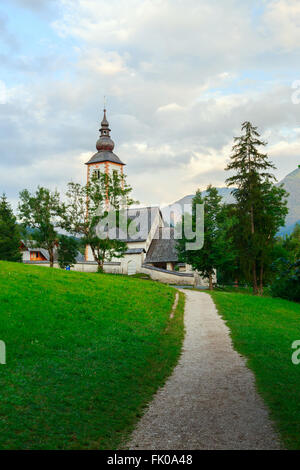 Eglise Saint-Jean-Baptiste dans Ribchev Laz village. Le lac de Bohinj, parc national du Triglav en Slovénie, les Alpes Juliennes, l'Europe. Banque D'Images