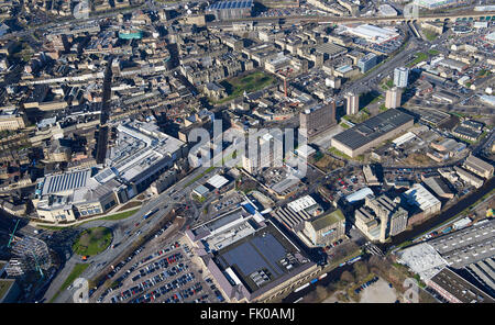 Une vue aérienne du centre-ville de Huddersfield, Yorkshire de l'Ouest, du nord de l'Angleterre, Royaume-Uni Banque D'Images