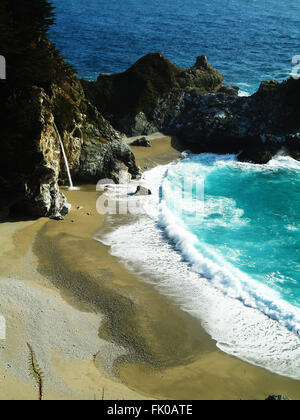 Mcway falls vu de l'oublier dans Big Sur, en Californie, à l'Julia Pfeiffer Burns State Park Banque D'Images