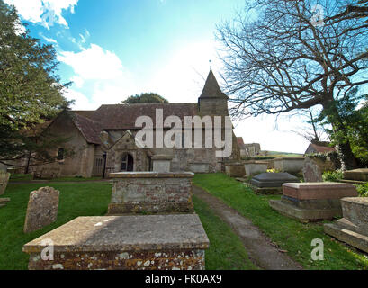 St Marie et l'église Saint Pierre dans le village de Wilmington, East Sussex Banque D'Images