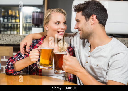 Couple toasting with beers Banque D'Images