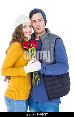 Heureux couple tenant un bouquet de fleurs Banque D'Images