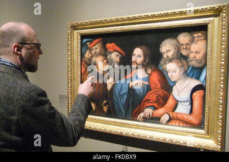 Moscou, Russie. 3e Mar, 2016. Un homme pointant à la peinture 'Christus und die Ehebrecherin" (lit. "Le Christ et la femme adultère") par Lucas Cranach l'ancien lors d'un press tour à l'exposition 'La famille Cranach : entre Renaissance et maniérisme" au musée Pouchkine de Moscou, Russie, le 3 mars 2016. Photo : Wolfgang Jung/dpa/Alamy Live News Banque D'Images
