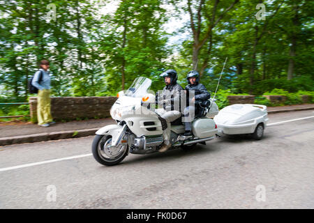 Les motocyclistes équitation une moto le long de la route d'Alsace Haut-Rhin France Banque D'Images