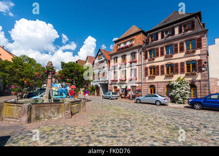 Vue du centre du village de Bergheim le long de la route des vins d'Alsace Haut-Rhin France Banque D'Images