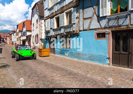 La conduite d'une voiture de tourisme le long de la route d'Alsace Bergheim Haut-Rhin France Banque D'Images