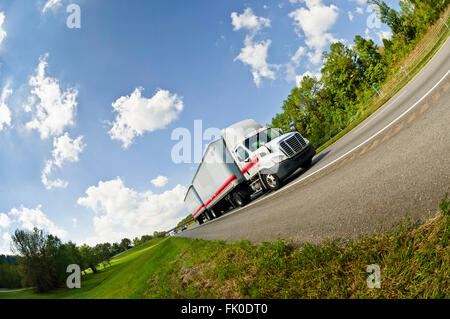 Vue fisheye de Semi Truck On Interstate Highway Banque D'Images