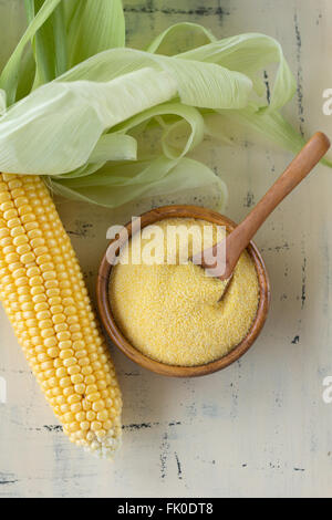 Bol avec de la polenta et des épis de maïs sur le bac Banque D'Images