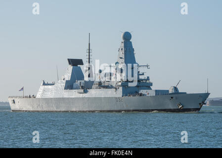 Le navire de guerre de la Marine royale britannique HMS Daring (D32) un type 45 destroyer, revenant à Portsmouth, Royaume-Uni le 4 mars 2016. Banque D'Images