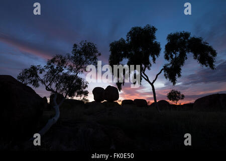 Photo de nuit et silhouette au Devils Marbles. Les rochers de granit formé il y a des millions d'années dans les Devils Marbles Conservati Banque D'Images