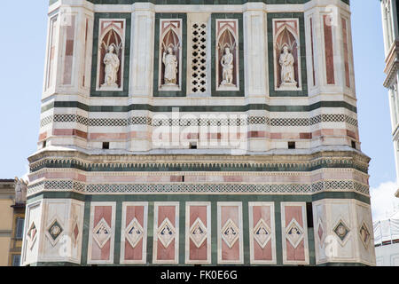 Détail architectural sur le Clocher de Giotto à Florence, Italie. Célèbre monument datant du 14ème siècle. L'architecture gothique Banque D'Images
