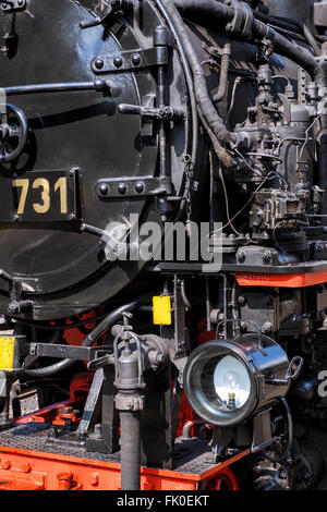 Train à vapeur d'époque quittant la gare Banque D'Images