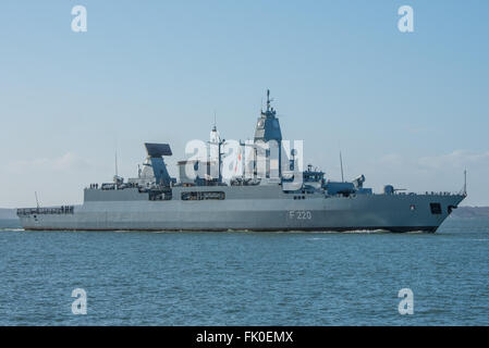 Le FGS Hambourg (F220) près de la base navale de Portsmouth. Banque D'Images