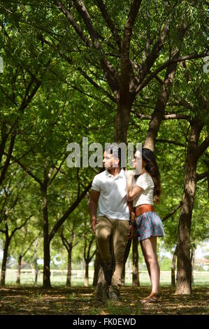 En plein air, teen couple Latino Banque D'Images