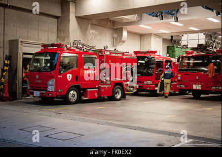 Les véhicules de pompiers japonais à la caserne de pompiers à Tokyo Banque D'Images