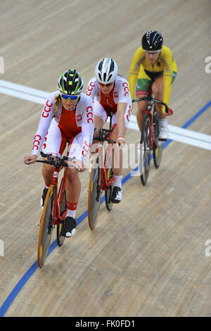 Londres, Royaume-Uni. 08Th Mar, 2016. Riders en préchauffage avant de cycle à l'UCI Championnats du Monde de Cyclisme sur piste 2016, Lee Valley Velo Park. Crédit : Michael Preston/Alamy Live News Banque D'Images