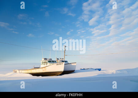 Lobster boats dépenser sur le rivage d'hiver dans les régions rurales de l'île. Banque D'Images