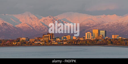 Anchorage, Alaska au coucher du soleil au-dessous de la montagnes Chugach enneigé Banque D'Images