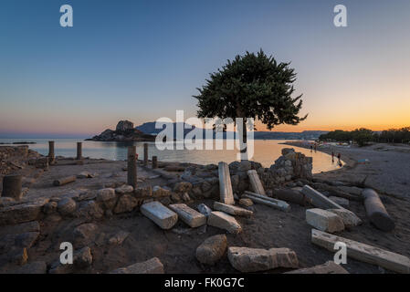 Coucher du soleil d'été à Kefalos plage d'Agios Stefanos Banque D'Images