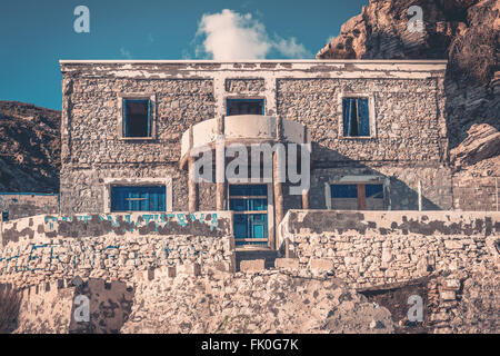 Weathered maison abandonnée sur la côte de l'île grecque de Kos Banque D'Images